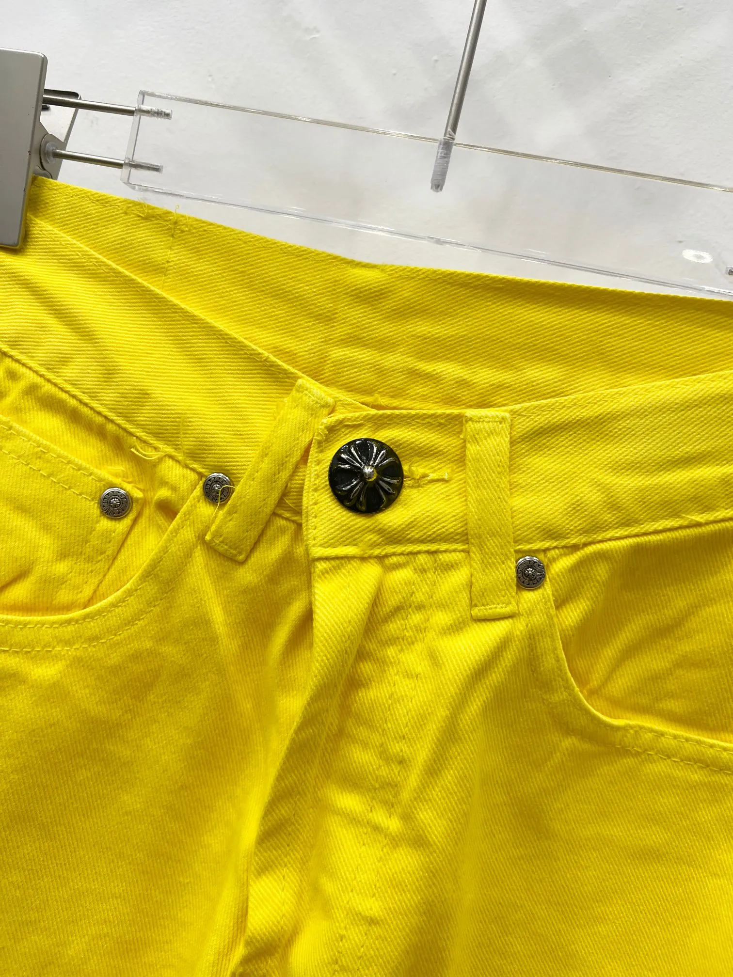 P290 style number: (r004) Chrome Hearts CH Chrome Hearts, the same jeans worn by Fan Bingbing’s brother Fan Chengcheng, exudes unruly personality and unique charm. Every wear and tear is carefully designed to present a unique artistic feel. Made of imported denim fabric, which has undergone heavy industrial washing and destruction treatment, the trousers show a super cool effect on the upper body, allowing you to dominate the fashion stage.  This is more than just a pair of jeans, it is an expression of attitude. With its unique design concept and ultimate pursuit of details, Croxin breaks traditional boundaries and defines the jeans trend in the new era. The trousers are made of double-layer woven fabric and matched with customized hardware, showing an incomparably beautiful and unique style, making every wearer the focus of fashion. Imported denim fabric, super heavy-duty washed and damaged, the upper body is super cool! Customized hardware, incomparably good-looking style. The production process is difficult. It has a high-street feel. Color: lemon yellow Size: S M L XL